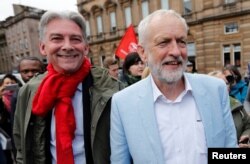 El líder del Partido Laborista de la oposición británica Jeremy Corbyn y el líder del Partido Laborista escocés Richard Leonard durante una manifestación contra el Brexit en George Square en Glasgow, Escocia, Gran Bretaña, el 31 de agosto de 2019. REUTERS / Russell Cheyne.