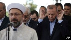 土耳其總統埃爾多安在伊斯坦布爾參加為穆爾西舉行的葬禮禱告。(2019年6月18日)