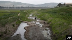 지난달 23일 북한 남포 시 논두렁 사이의 강이 바닥이 보일만큼 말라 있다.