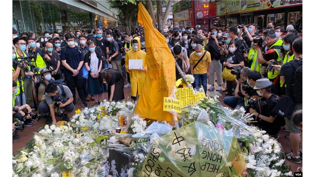 香港逾万人金钟排队献花悼念反送中运动首名抗争者逝世一周年