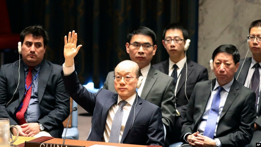 时任中国常驻联合国代表刘结一在联合国安理会讨论对朝鲜制裁时举手表决。（资料照片，2020年8月5日）(photo:VOA)