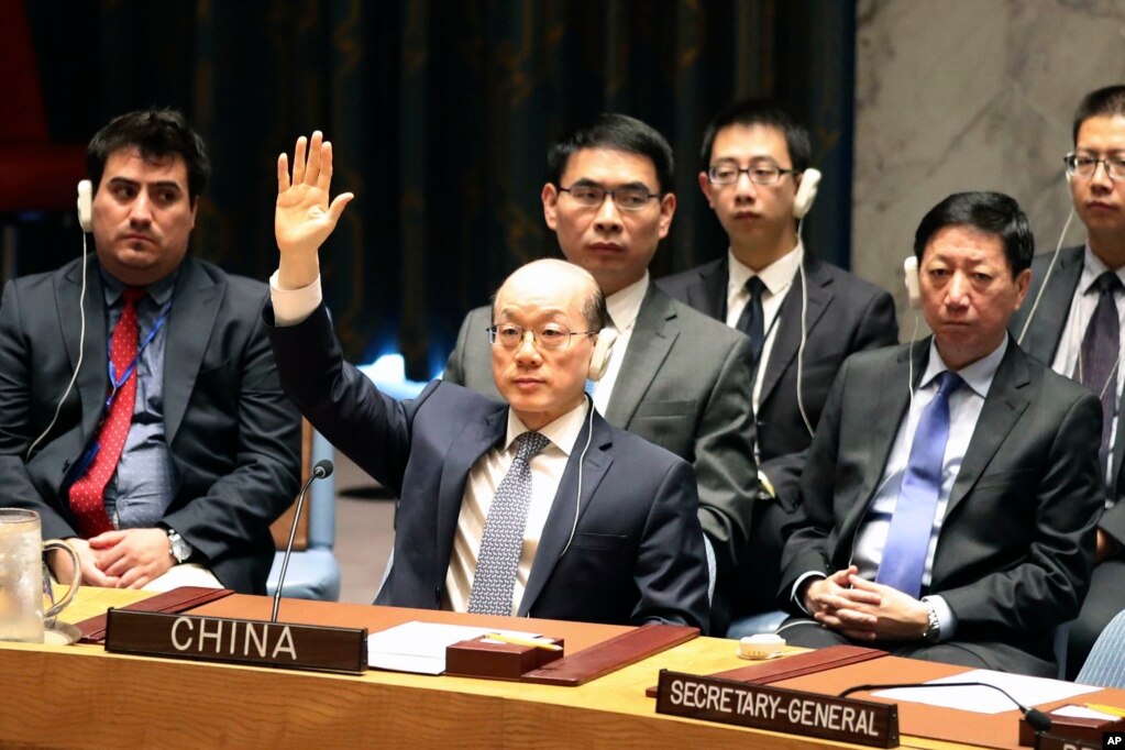中国常驻联合国代表刘结一在安理会表决制裁朝鲜决议时举手赞成（2017年8月5日）