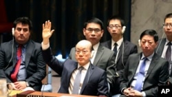时任中国常驻联合国代表刘结一在联合国安理会讨论对朝鲜制裁时举手表决。（资料照片，2020年8月5日）