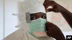 利比里亚护士在处理埃博拉病人前做准备