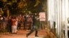 Un manifestant casse la vitrine d'un magasin non loin du troisième commissariat de la police de Minneapolis, au Minnesota, le 27 mai 2020. (Photo REUTERS/Nicholas )