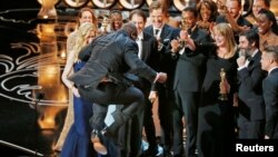 在第86屆奧斯卡頒獎典禮上,《被奪走的12年》的導演史蒂夫·麥奎因接受了最佳影片獎的榮譽。