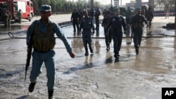 Pasukan keamanan Afghanistan memeriksa sebuah lokasi pasca serangan bunuh diri (foto: ilustrasi).