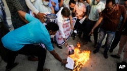印度抗议者在阿穆达巴焚烧中国领导人习近平的画像。(2020年6月16日)