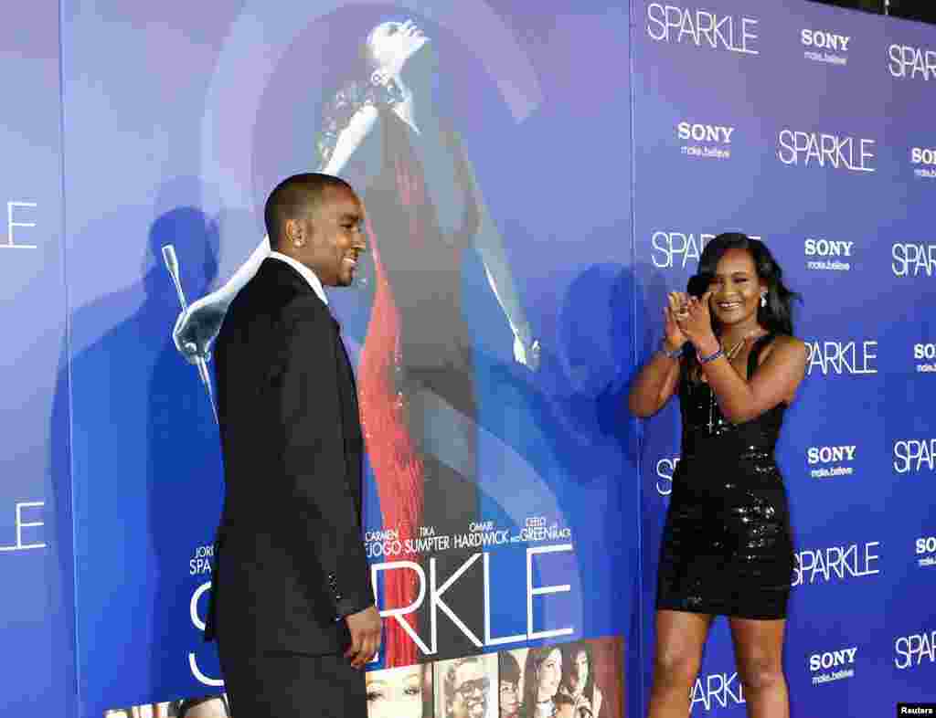 Bobbi Kristina Brown aplaude na estreia do filme "Sparkle", acompanhada de seu namorado Nick Gordon em Hollywood.