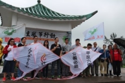 资料照：香港支联会副主席蔡耀昌（中间讲话者）及其成员5月5日冒雨举行六四风筝放飞行动。