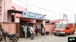 Quelques personnes devant l'hôpital secondaire de Be, à Lomé, le 19 octobre 2017.