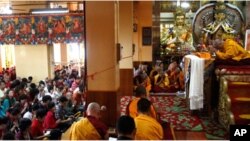 རྡ་རམ་ས་ལར་༧གོང་ས་མཆོག་གིས་གསུང་ཆོས་གནང་གི་ཡོད་པ།