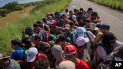 29일 미국으로 향하는 중남미 출신 이주민들이 트럭을 타고 멕시코 타파나테페과 닐테페를 잇는 도로를 지나고 있다. 