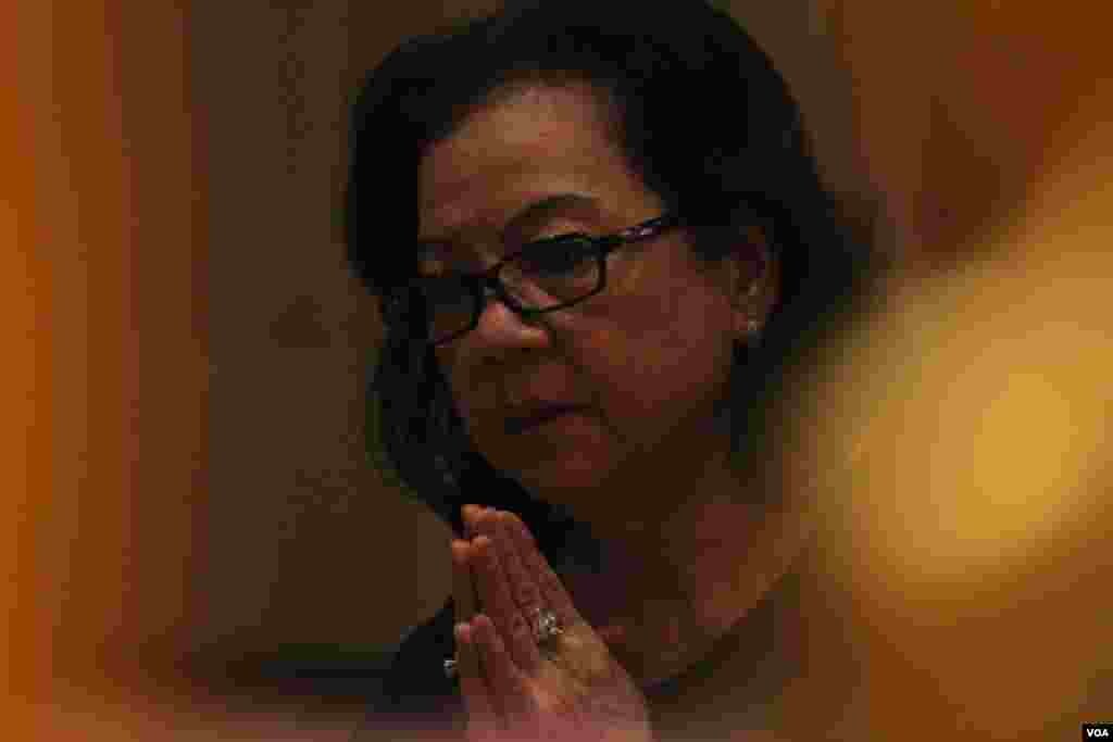 A Cambodian-American woman attends a Buddhist sermon as part of a memorial service at Wat Buddhikaram Cambodian Buddhist temple in Silver Spring, Maryland, to mark the 40th anniversary of the takeover of the Khmer Rouge, on Friday, April 17, 2015. (Sophat Soeung/VOA Khmer)