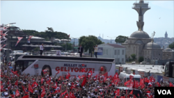 Presidential challenger Muharrem Ince campaigns in Istanbul’s Uskudar district, President Recep Tayyip Erdogan’s stronghold. (D. Jones/VOA)