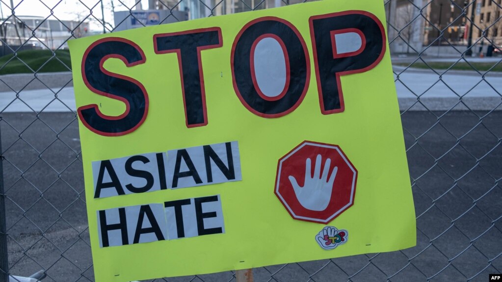 美国密歇根州底特律市中心张贴的一处反对针对亚裔仇恨的标语。（2021年3月27日）(photo:VOA)