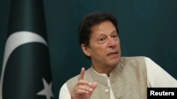 Perdana Menteri Pakistan Imran Khan dalam wawancara dengan Reuters di Islamabad, Pakistan, 4 Juni 2021. (Foto: Saiyna Bashir)
