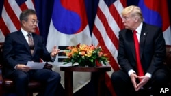 Ông Moon Jae-in và Tổng thống Trump trong một cuộc gặp.