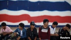 FILE - Cambodian migrant workers wait for document process as they prepare to migrate back to Cambodia at the Aranyaprathet Police station in Sa Kaew June 15, 2014. (REUTERS/Athit Perawongmetha) 