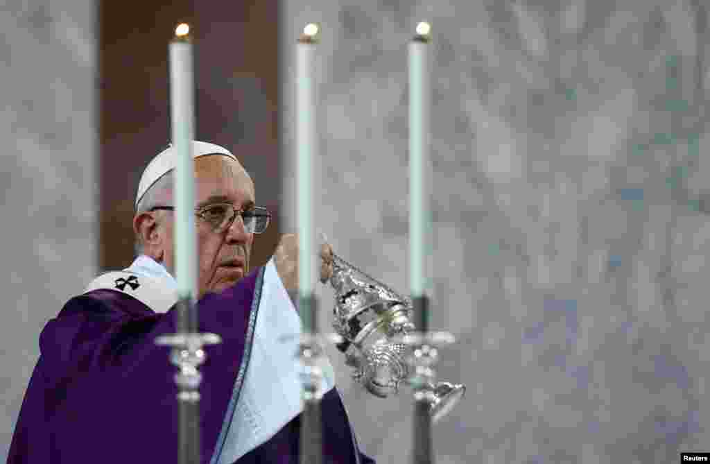 پاپ فرانسیس در عشای ربانی چهارشنبه خاکستر در کلیسایی در شهر رم ایتالیا.&nbsp; چهارشنبه خاکستر&nbsp;اولین روز چلهٔ روزه است.