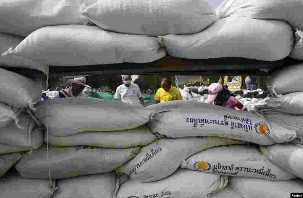 Anti-government protesters construct a barrier made of sand bags during a rally outside the Government House in Bangkok, Thailand, Dec. 29, 2013. 