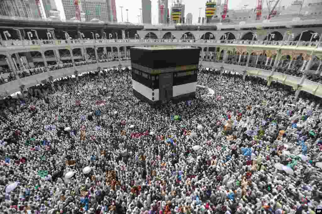 អ្នកកាន់សាសនាមូស្លីម (Muslim) ដែលបានធ្វើដំណើររកកន្លែងពិសិដ្ឋប្រមូលគ្នានៅជុំវិញអគារ Kaaba ដែលជាអគារមានរាងគូបនៅព្រះវិហារ Grand Mosque នៅក្នុងក្រុង Mecca ដែលជាក្រុងពិសិដ្ឋរបស់មូស្លីម ក្នុងប្រទេសអារ៉ាប៊ីសាអូឌីត។