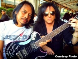 Gitaris Dewa Budjana dan gitaris Steve Stevens (foto/dok: Dewa Budjana)