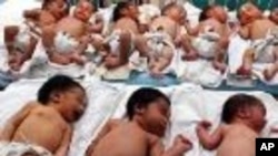 Trẻ sơ sinh trong một nhà bảo sanh ở miền bắc Ấn Độ