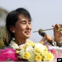 ທ່ານນາງ Aung San Suu Kyi ຜູ້ນໍາປະຊາທິປະໄຕໃນມຽນມາ ໂອ້ລົມກັບຊາວບ້ານ ບ້ານ Yae Phyu ໃນເຂດເມືອງ Dawei, ວັນທີ 29 ມັງກອນ 2012. REUTERS/Soe Zeya Tun