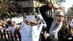 2012年2月5日在开罗附近,埃及妇女在人民议会大厦抗议军事理事会