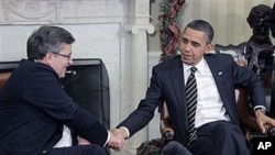 President Barack Obama shakes hands with Polish President Bronislaw Komorowski, during their meeting in Oval Office of the White House in Washington, Dec 8, 2010