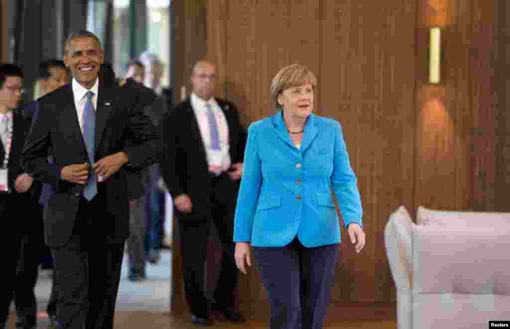 美国总统奥巴马（左）与德国总理默克尔为参加七国集团首脑会议第一次会议抵达德国南部的克林镇。（2015年6月7日） &nbsp;