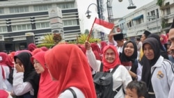 Pawai juga dimeriahkan dengan muslimah berkerudung dengan tema merah putih, di Bandung, Sabtu, 15 Februari 2020. (Foto: RIo Tuasikal/VOA)