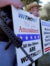 Protest pristalica prava na slobodno nošenje oružja u Finiksu, Arizoni
