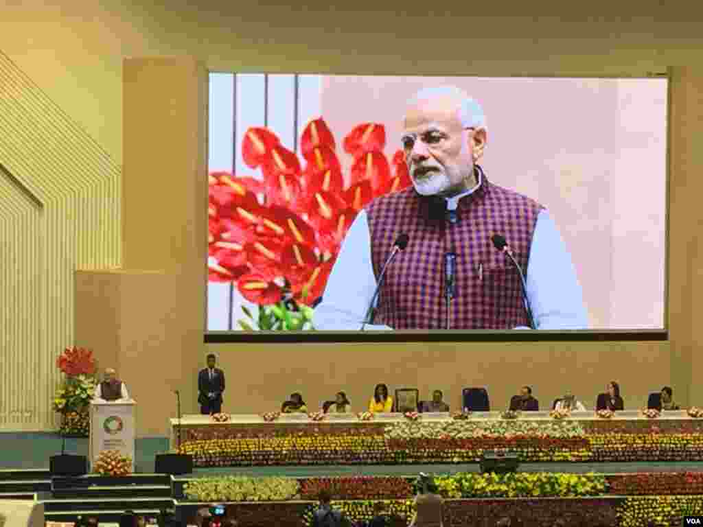 នាយករដ្ឋមន្រ្តីឥណ្ឌា លោក Shri Narendra Modi ថ្លែងក្នុងពិធីបើកវេទិកាដៃគូអន្តរជាតិស្តីអំពីសុខភាពស្រ្តី ទារក និងកុមារ ដែលមានអ្នកចូលរួមចំនួនជាង១៥០០នាក់ មកពី៨៥ប្រទេស នៅទីក្រុងញូវដេលី ប្រទេសឥណ្ឌា ពីថ្ងៃទិ១២-១៣ ខែវិច្ឆិកា ឆ្នាំ២០១៨។ (កាន់ វិច្ឆិកា/VOA)