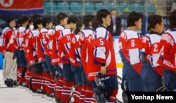 6일 강원 강릉하키센터에서 열린 2017 IIHF 아이스하키 여자 세계선수권대회 디비전Ⅱ 그룹 A 대회 한국과 북한의 경기.3-0으로 패한 북한 선수들이 아쉬워하고 있다.