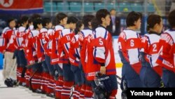 6일 강원 강릉하키센터에서 열린 2017 IIHF 아이스하키 여자 세계선수권대회 디비전Ⅱ 그룹 A 대회 한국과 북한의 경기.3-0으로 패한 북한 선수들이 아쉬워하고 있다(자료사진)