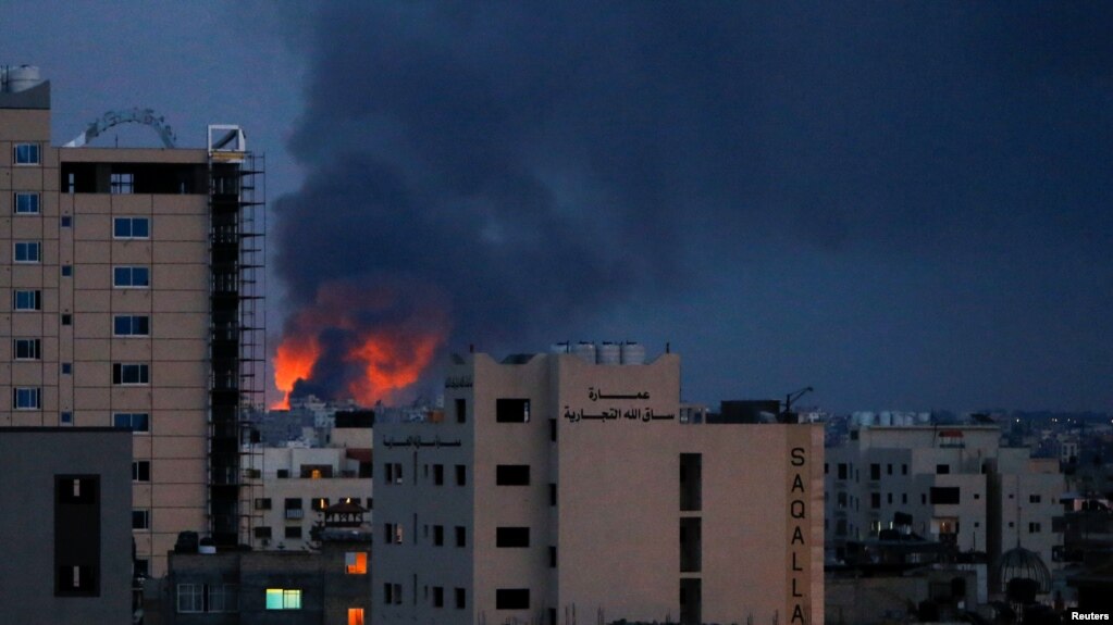 加沙建筑冒出的浓烟和烈焰。(2021年5月20日)(photo:VOA)