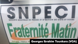 Un homme tient un exemplaire du journal Fraternité Matin, Abidjan, Côte d’Ivoire, 6 décembre 2017. (VOA/ Georges Ibrahim Tounkara)