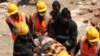 Tìm kiếm người sống sót sau vụ sụp tòa nhà tại Ấn Độ