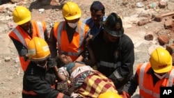 Building Collapse in Mumbai Kills Dozens 