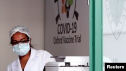 Seorang petugas di Pusat Rujukan Imunobiologi Khusus (CRIE) di Universitas Federal di Sao Paulo, tempat uji coba klinis vaksin Covid-19 yang dikembangkan AstraZeneca, di Sao Paulo, Brazil, 20 Juni 2020. (Foto: Reuters)