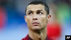 Cristiano Ronaldo avant le match de demi-finale de la Coupe des Confédérations entre le Portugal et le Chili au stade Kazan, Russie, 28 juin 2017.