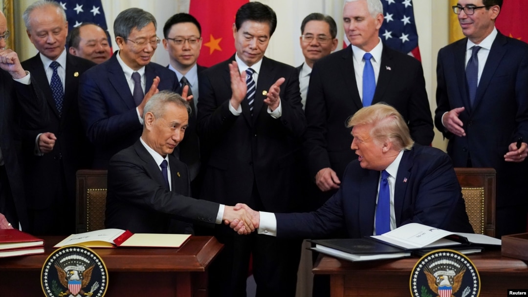 資料照片:特朗普在第一總統任期內和時任中國副總理劉鶴在白宮簽署美中第一階段經貿協議。 (2020年1月15日)