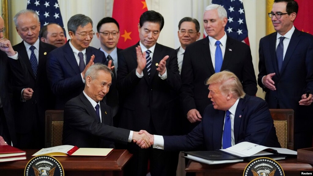 Phó Thủ tướng TQ Lưu Hạc và TT Mỹ Donald Trump bắt tay sau khi ký thỏa thuận thương mại Giai đoạn 1 tại Tòa Bạch Ốc, Washington DC, ngày 15/1/2020.