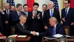 资料照片：特朗普总统和刘鹤副总理在白宫签署第一阶段经贸协议。(2020年1月15日)