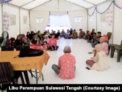 Kegiatan Tenda Ramah Perempuan di Posko 3 Desa Pombewe, Kabupaten Sigi, Sulawesi Tengah, yang diikuti warga pengungsi asal desa Jono’oge terdampak gempa bumi dan likuifaksi. (Foto: Libu Perempuan Sulawesi Tengah)