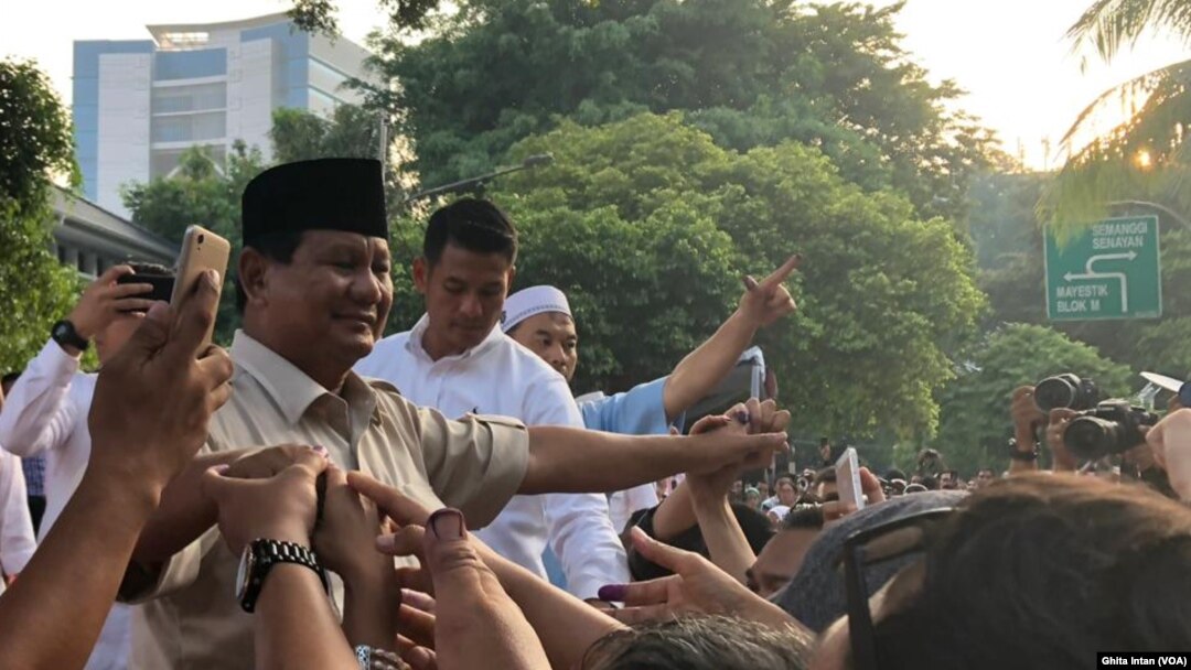 Prabowo Subianto, dalam konferensi pers di kediamannya di Kertanegara Rabu sore (17/4), mengatakan hasil exit poll and quick count internal menunjukkan kemenangannya. (Photo courtesy: VOA/Ghita Intan)