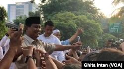 Prabowo Subianto, dalam konferensi pers di kediamannya di Kertanegara Rabu sore (17/4), mengatakan hasil exit poll and quick count internal menunjukkan kemenangannya. (Photo courtesy: VOA/Ghita Intan)