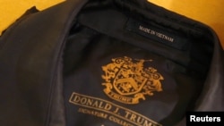 Nhãn mác 'Made in Vietnam' trên một chiếc áo được trưng bày tại sảnh của tòa tháp Trump Tower ở New York. Sản phẩm 'Made in Vietnam' được đánh giá cao hơn 'Made in China' về độ uy tín trên thế giới.